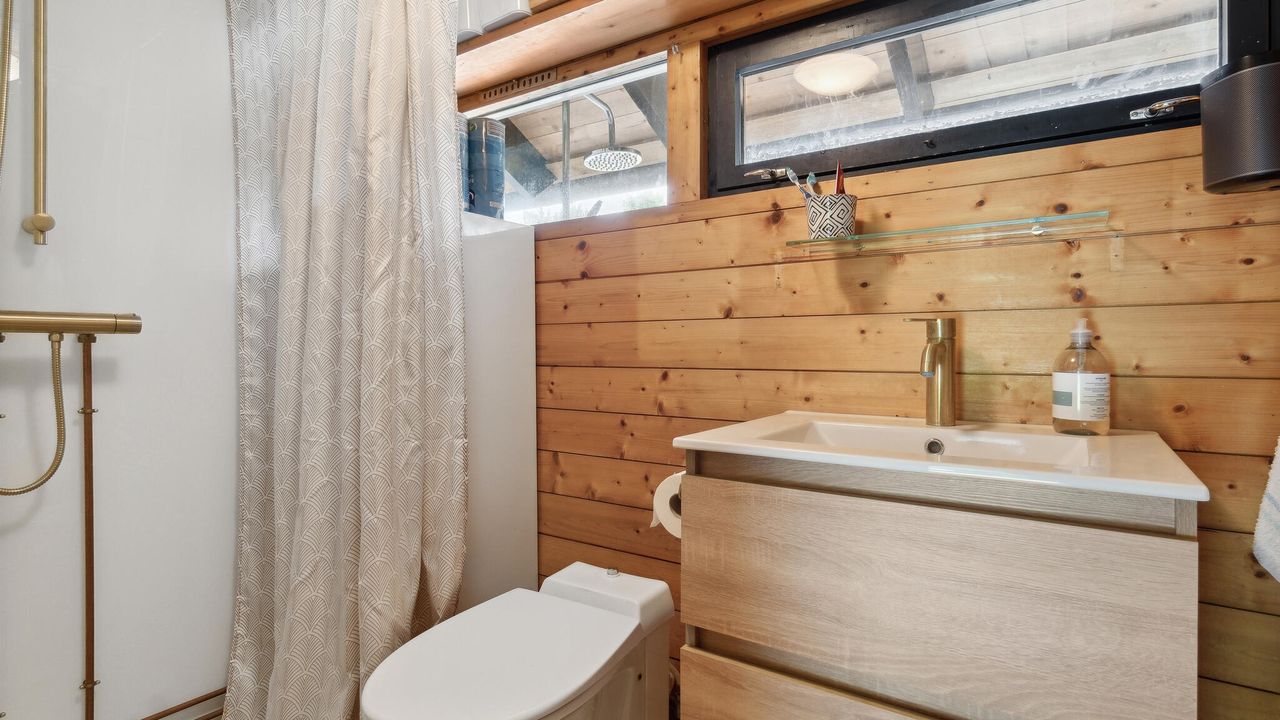 bathroom bathroom